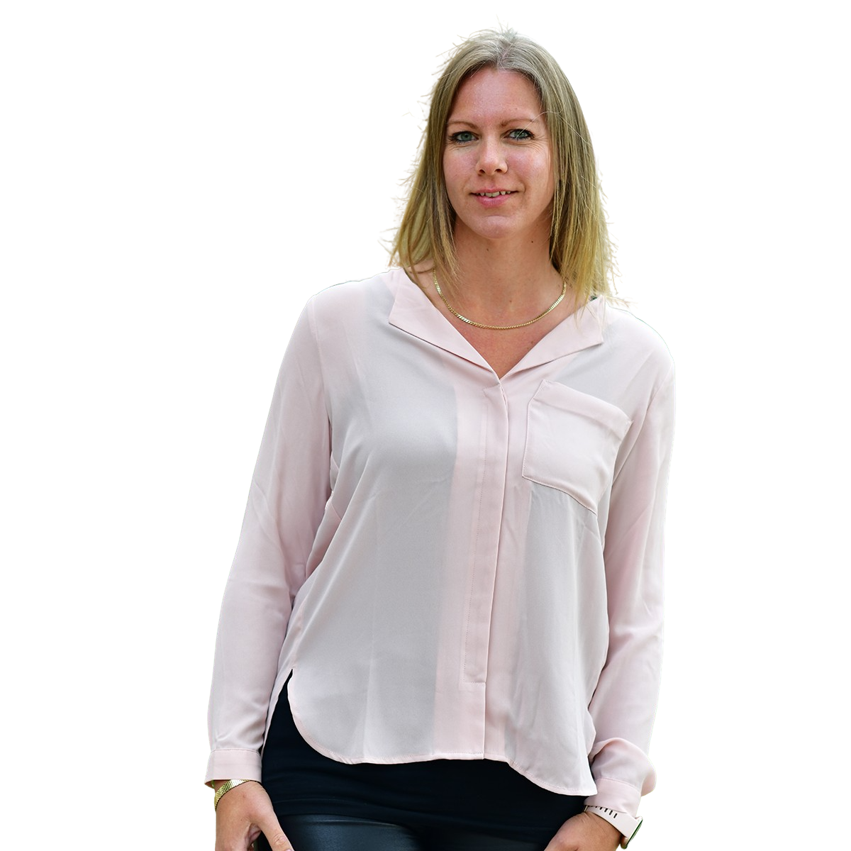 Kvinde, der står og kigger direkte ud på den webside-besøgende